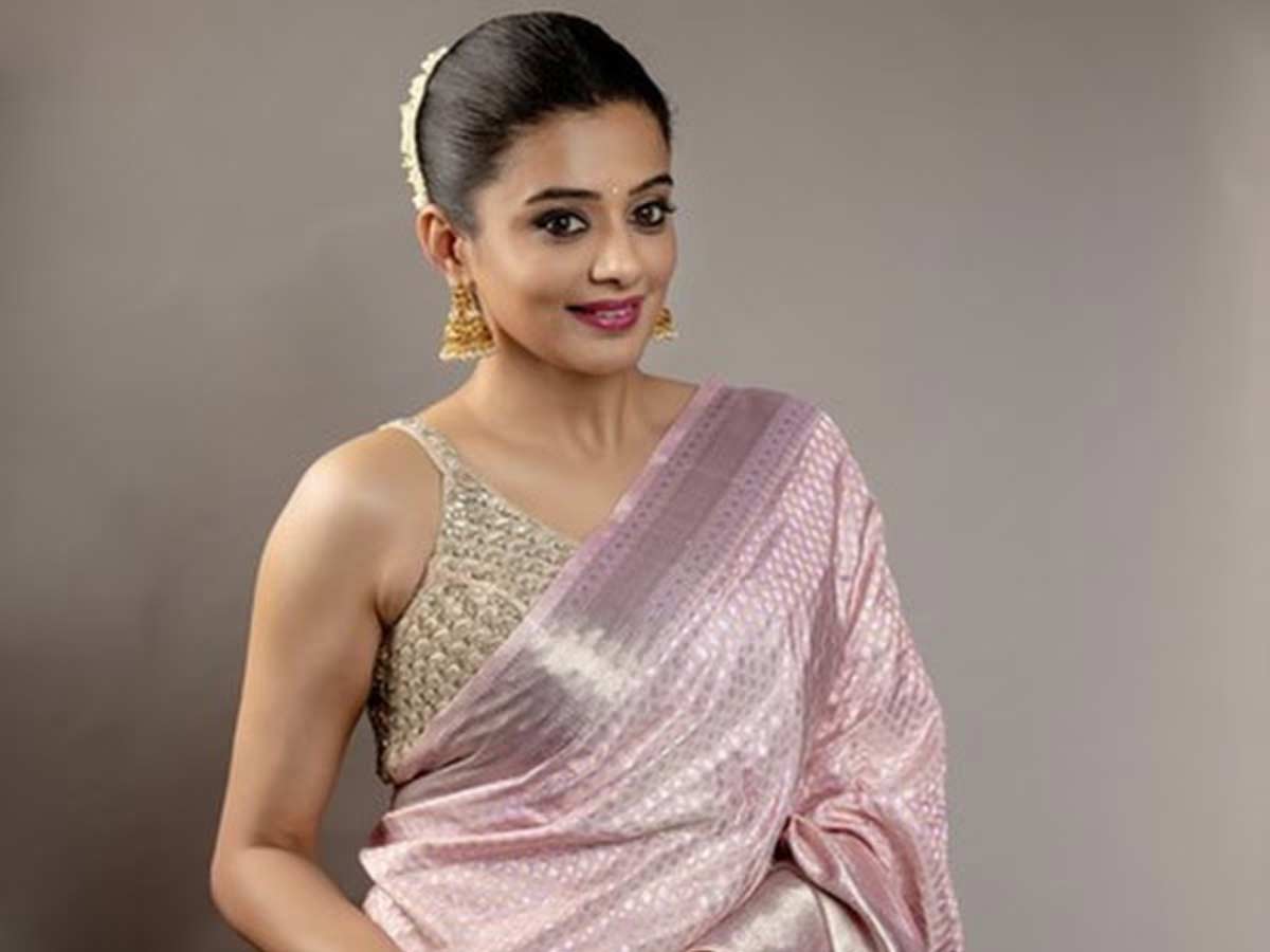 priyamani  బాలీవుడ్ భాగోతం బయటపెట్టిన ప్రియమణి 