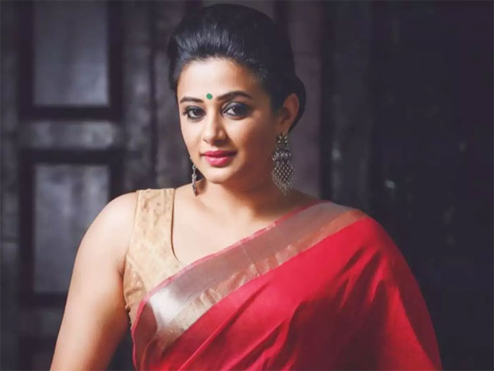 priyamani,ramya krishna,neelambari role,narasimha movie,interest  ఈ భామకి రమ్య నీలాంబరి టైప్ పాత్ర కావాలంట!