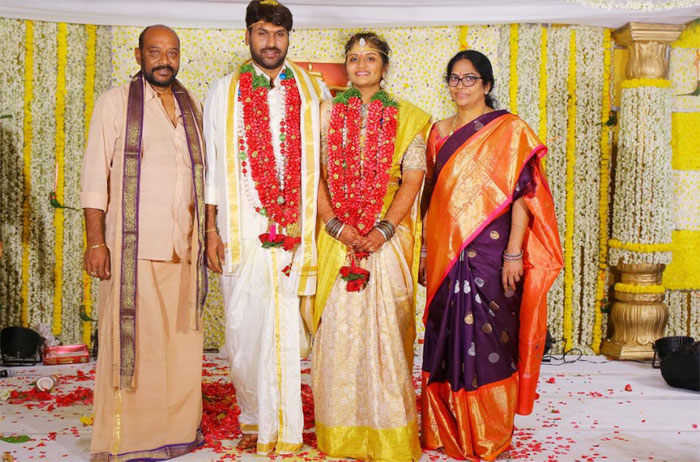 producer vallurupalli ramesh,maharshi weds srija,srikanth,gemini kiran,marriage  చాలా సింపుల్‌గా నిర్మాత తనయుడి వివాహం