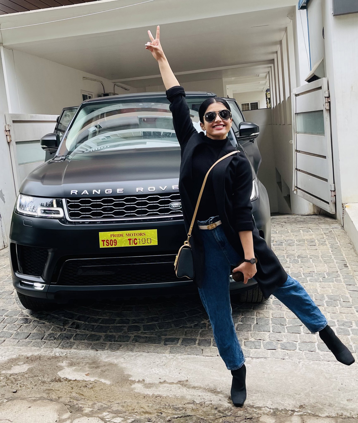 rashmika,rashmika mandanna,new car,rangf rover,rashmika big projects,big movies,pan india movie,pushpa  రశ్మికకు ఆంక్షలుపెడుతున్న నిర్మాతలు!