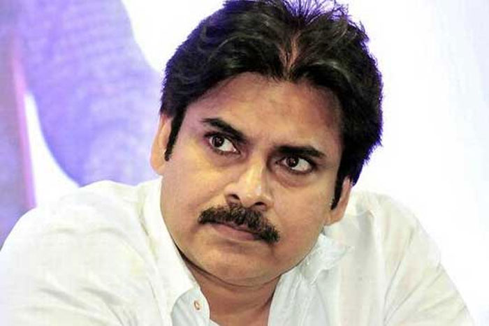 pawan kalyan,movies,decision,producers,waiting  ఆ నిర్మాతలకు ఏదో ఒక్కటి చెప్పేయచ్చుగా పవన్!?