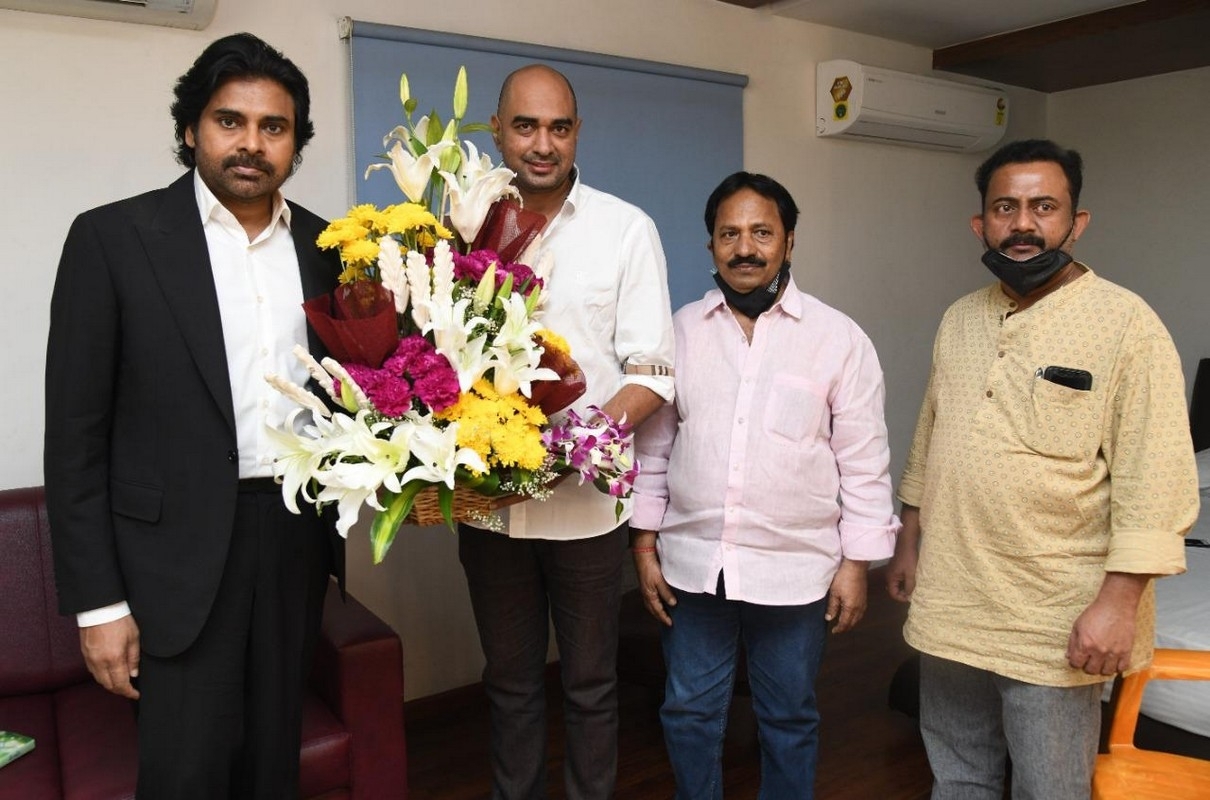 krish,pawan kalyan,am ratnam,pawan kalyan,pspk27  పవన్ ని కలిసిన క్రిష్ - రత్నం... కారణమిదేనా?