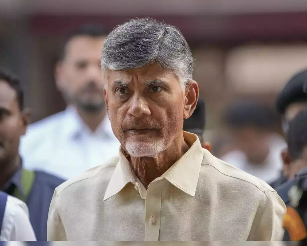 chandrababu naidu,bezawada  నాడు.. నేడు అతడే ఒక సైన్యం..