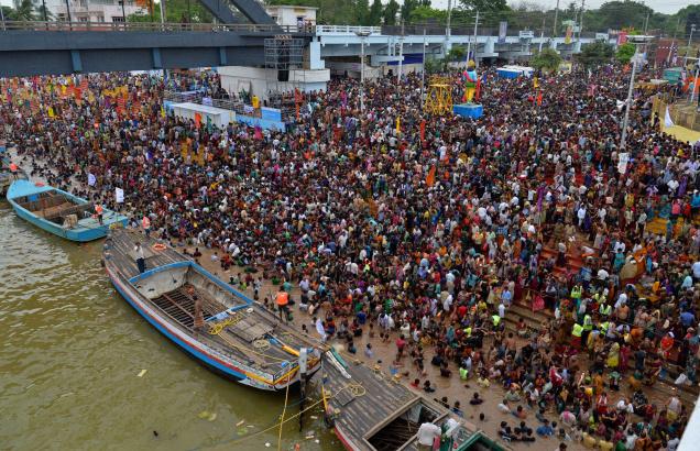 pushkaralu,accident,rajamundry,reasons  ఇంతటి విషాదం.. ఆ మీడియాకు పట్టడం లేదు..!!