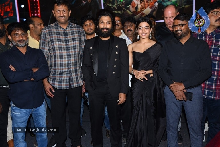 allu arjun,pushpa,pushpa massive pre release party,pushpa event highlights,rashmika,rajamouli,koratala  అనుకున్న రేంజ్ లో లేదు బన్నీ