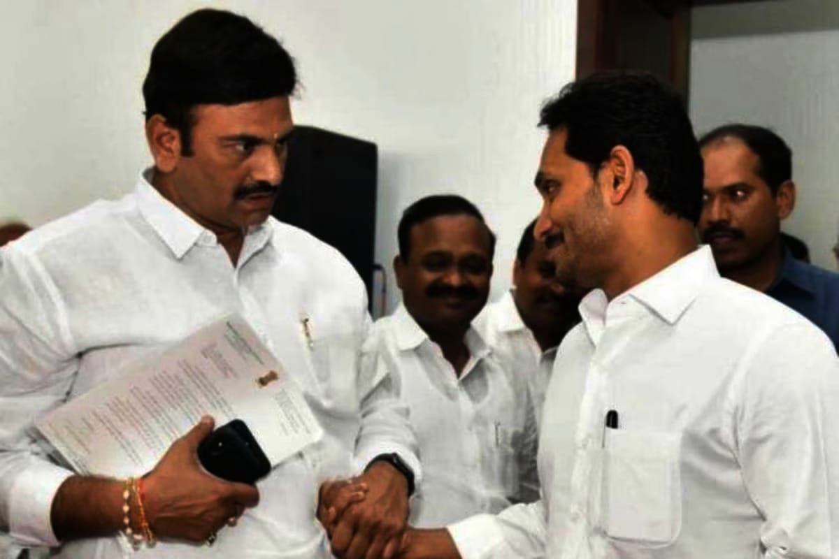 jaganmohan reddy  జగన్ భుజంపై చెయ్యేసిన రఘురామ!