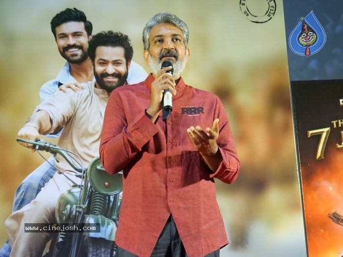 rajamouli,rrr movie,ntr,ram charan,top director rajamouli  రాజమౌళి ఎలాంటి టెంక్షన్ పడడం లేదు