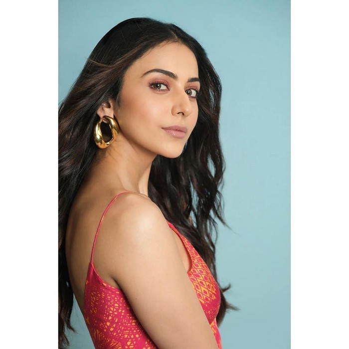 rakul preet,rakul preet latest glamour look,rakul preet latest pic  టాలీవుడ్ భారీ షాకిచ్చింది