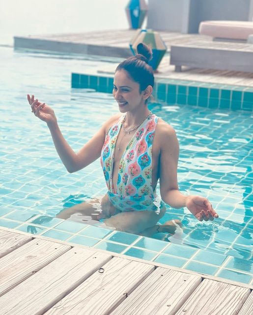 rakul preet singh,rakul preet singh bikini treat  బికినీ ట్రీట్ ఇస్తున్న రకుల్ 