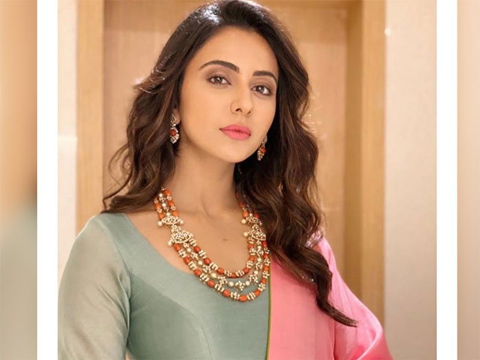 rakul preet singh,heroine,ott and theater release,producers  నా వరకు నిర్మాతలు ఏదంటే అదే..: రకుల్