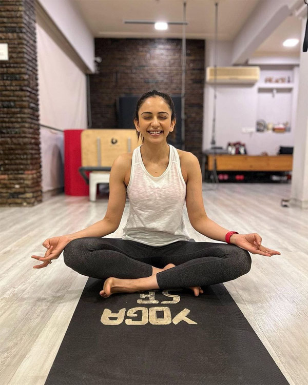 rakul preet,rakul preet latest yoga pic,rakul preet singh  రకుల్ యోగాసనం