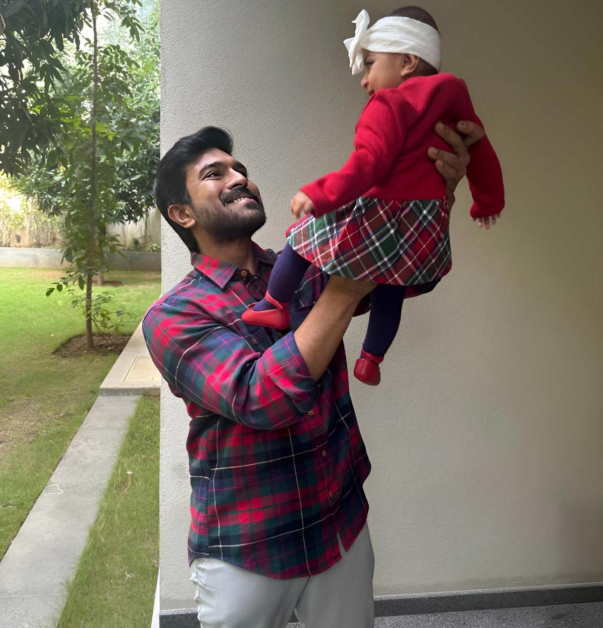 ram charan  క్లీంకార తో రామ్ చరణ్ ఖుషి ఖుషి