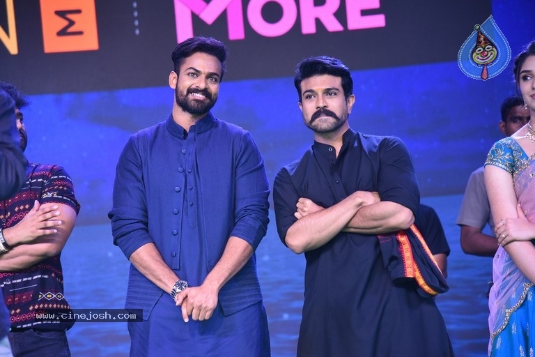 ram charan,uppena,uppena blockbuster celebrations,charan with vaishnav tej  వైష్ణవ్ లా నటించడానికి టైం పట్టింది 