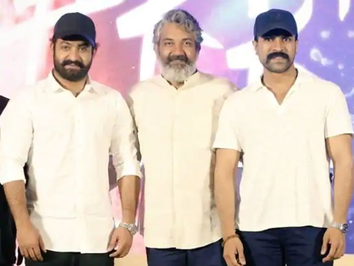 rrr,ram charan,jr ntr,ss rajamouli,shooting,star heroes,suffering  హీరోలే రాజమౌళిని ఇబ్బంది పెడుతున్నారట!