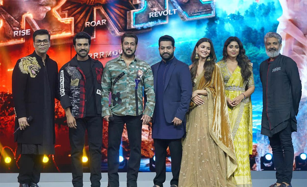 ram charan,mumbai,rrr event,lia bhatt,ntr,rajamouli,karan johar,salman khan,zanjeer,rrr mumbai event  ముంబైలో రామ్ చరణ్ ఫ్యాన్స్ హంగామా