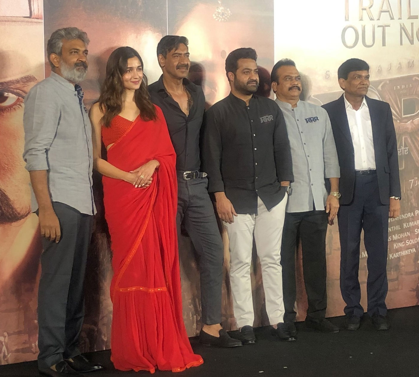 rrr,rrr trailer launch,mumbai,ram charan,ntr,rajamouli,a lia bhatt,rrr trailer launch event in mumbai  అరరే.. రామ్ చరణ్ మిస్ అయ్యాడే..