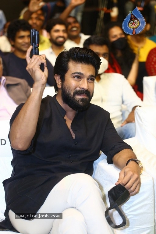 ram charan,keerthy suresh,good luck sakhi pre release event,megastar chiru,charan,ram charan speech at good luck sakhi pre release event  తండ్రికి తగ్గ తనయుడు 