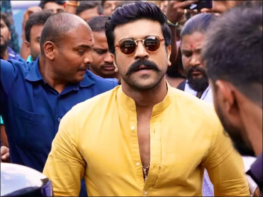 ram charan,rrr movie3,charan fans,mega fans,rc 15,rc 15 shooting  అభిమానిని చూసి భయపడ్డ రామ్ చరణ్ 