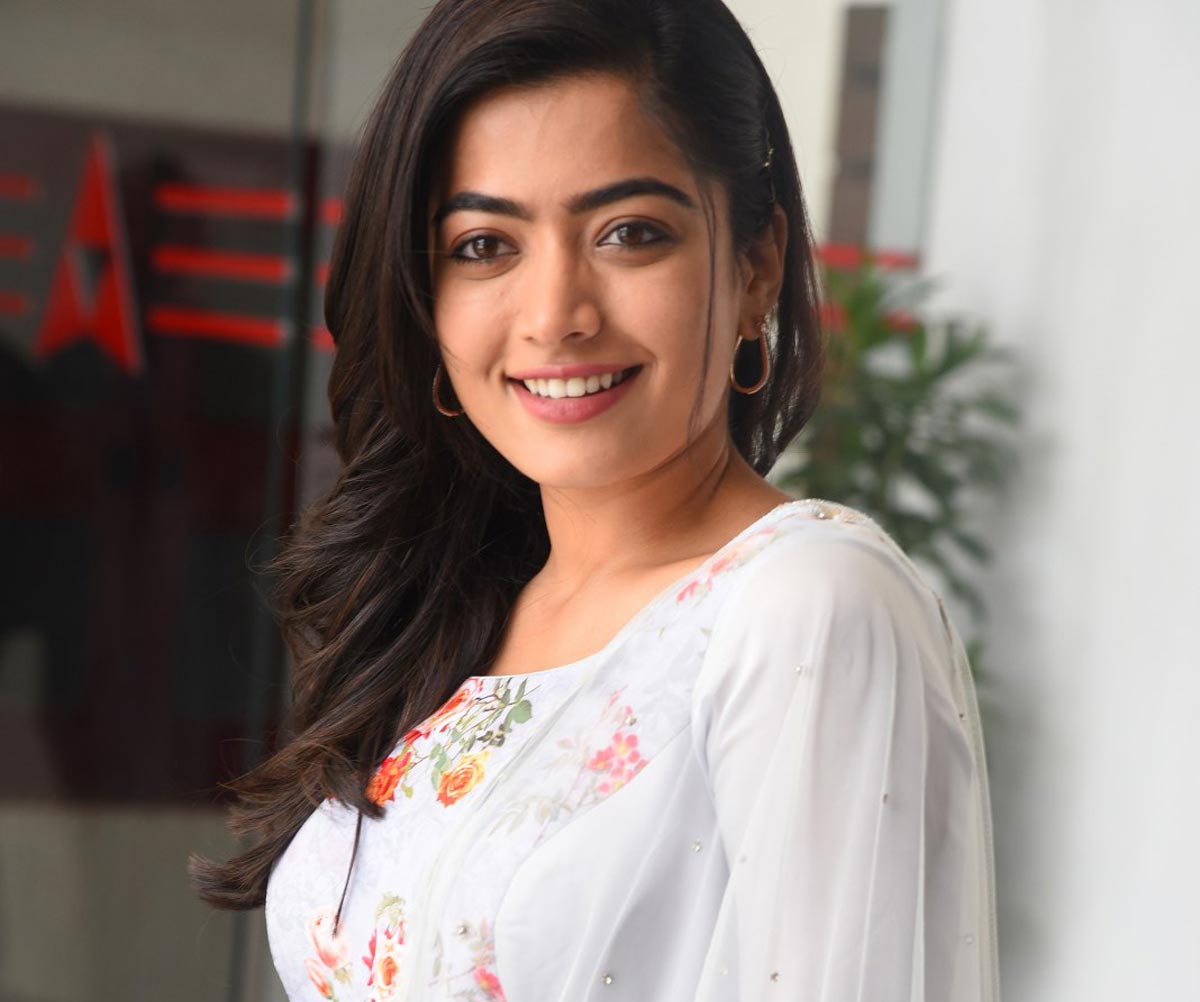 rashmika mandanna,full remuneration,acharya,pushpa,allu arjun,ram charan  రష్మికకు ఇబ్బందులు తప్పవా..!