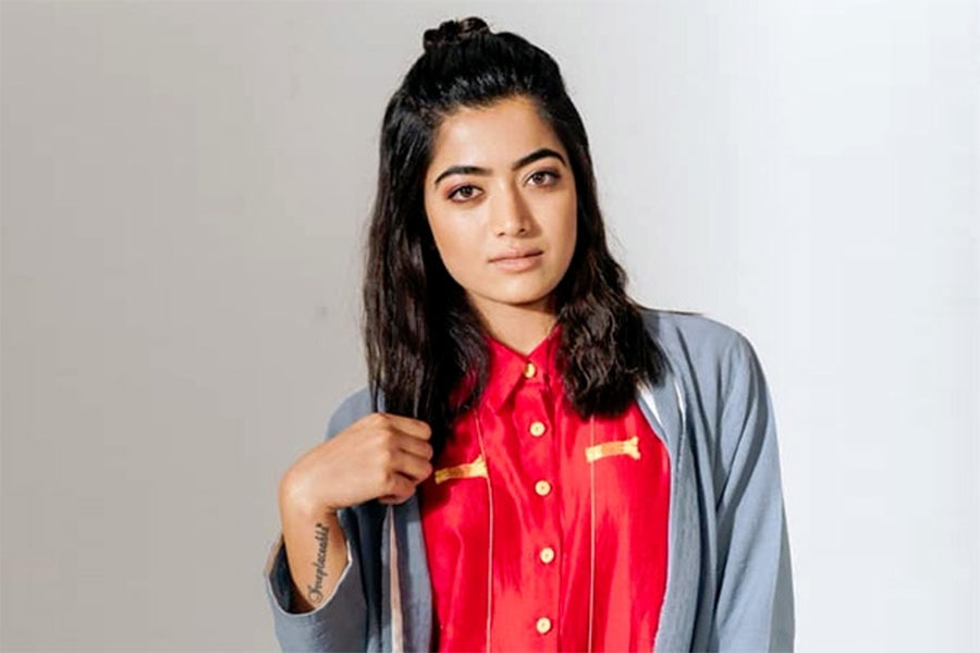 rashmika mandanna,rashmika fans,expecting,first-look,pushpa pan india film,rashmika birthday,allu arjun,pushpa raj  సుకుమార్ ని ఆడుకుంటున్న రష్మిక ఫాన్స్