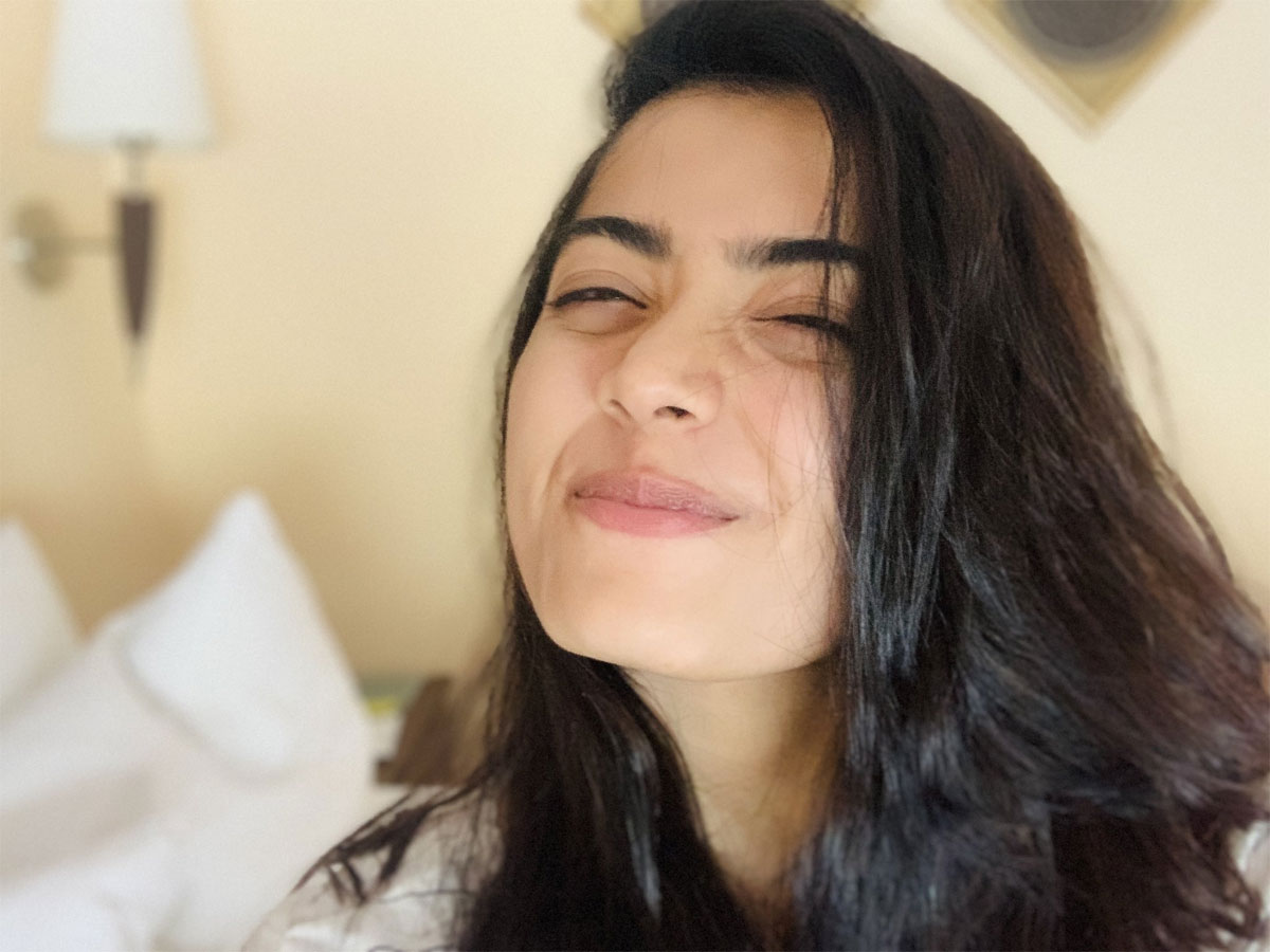 rashmika mandanna  క్యూట్ గా కనిపిస్తూ.. కవ్విస్తున్న రష్మిక