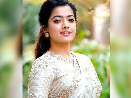 rashmika mandanna,covid19,corona virus,sarileru neekevvaru,bheeshma,bunny,pushpa   రష్మిక కలలపై కాటేసిన కరోనా..