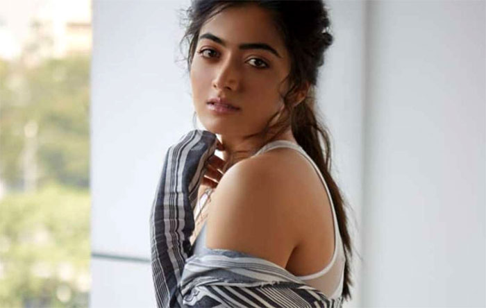 rashmika mandanna,trivikram srinivas,heroine,jr ntr film,lucky heroine  లక్కీ గాళ్ అంటే రష్మికానే..!