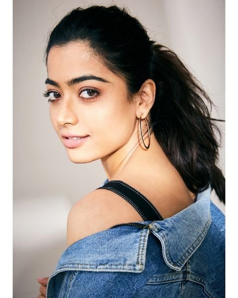 rashmika mandanna,rashmika social media look,rashmika look goes viral,pushpa heroine,rashmika  బటన్స్ విప్పేసి రచ్చ చేసిన రష్మిక 