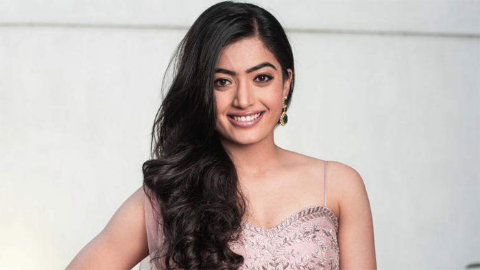 rashmika mandanna,bumper offer,story writers,movies,tollywood  కరోనాని రష్మిక భలే వాడుకుంటుందిగా?