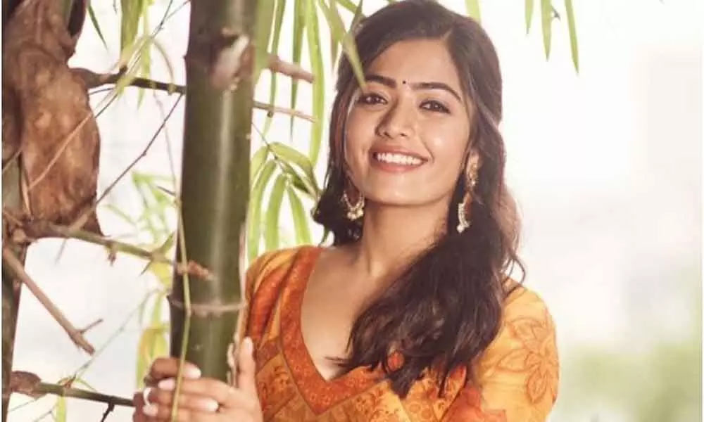 rashmika,pushpa,sukumar,allu arjun,rashmika sleep,4 housr only,pushpa out door  రశ్మికకి నిద్రని దూరం చేసిన పుష్ప 