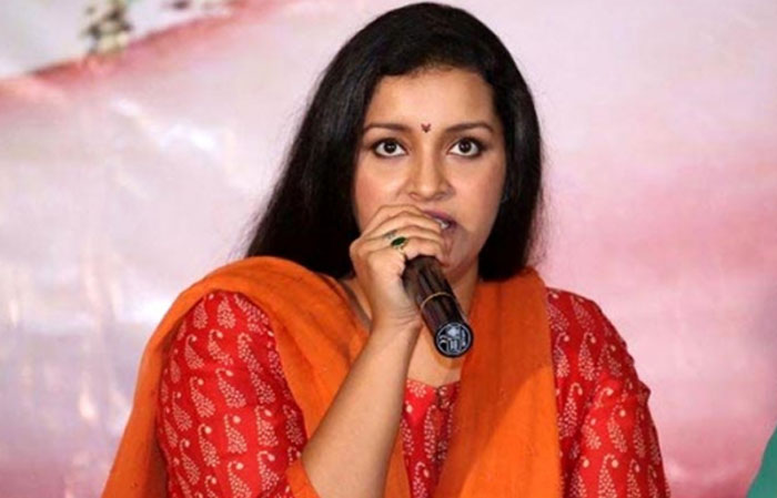 renu desai,pawan kalyan,fans,fire,social media  పవన్‌ ఫ్యాన్స్‌, రేణు ఇద్దరి తప్పు ఉంది!