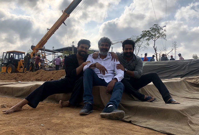 rrr,rajamouli,small break,rrr shooting,rajamouli ill,4d technology  RRR: మొదలైన వెంటనే బ్రేక్.. అయినా హ్యాపీ!