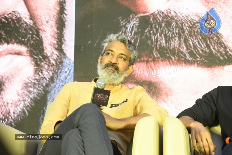 rajamouli,ntr,ram charan,rrr heroes,rajamouli increases expectations on rrr,rrr movie,rrr secrets,rrr secrets revealed  ఆర్.ఆర్.ఆర్ సీక్రెట్స్ రివీల్ చేసిన రాజమౌళి