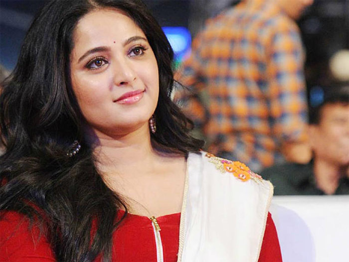 anushka,weight loss,sye raa narasimha reddy,saaho  అనుష్కపై ఈ వార్తలు నిజమేనా?