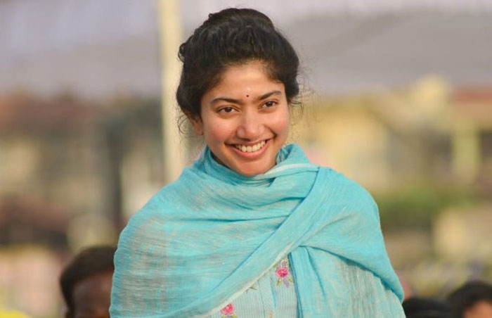 sai pallavi,dear comrade,rashmika mandanna,vijay deverakonda,heroine chance  కామ్రేడ్ విషయంలో సాయిపల్లవి డెసిషన్ కరెక్టేనా?