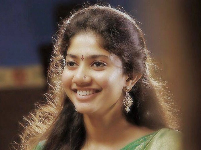 sai pallavi,fidaa,natural beauty,sai pallavi glamour,pimpules  'ఫిదా' బ్యూటీది న్యాచురల్ అందమే..! 