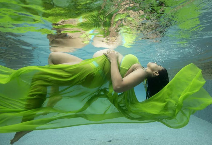 sameera reddy,baby bump,swimming suit,photoshoot,heroine sameera reddy  9వ నెల.. అయినా సమీరా ఆగడాలకు అంతే లేదు!