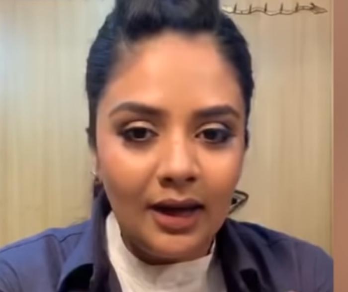 anchor sreemukhi,emotion,fans behaviour,selfie problem  సెల్ఫీలంటూ శ్రీముఖిని ఇబ్బంది పెట్టేస్తున్నారంట!