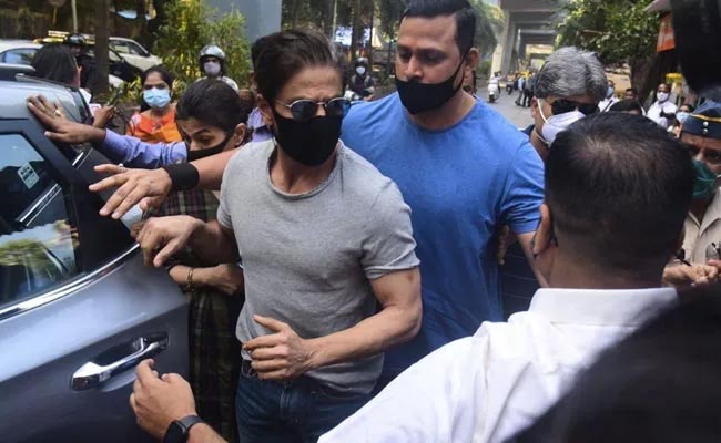 shah rukh khan,son aryan khan,arthur road jail,mumbai jail  జైల్లో కొడుకుని కలిసిన షారుఖ్ 