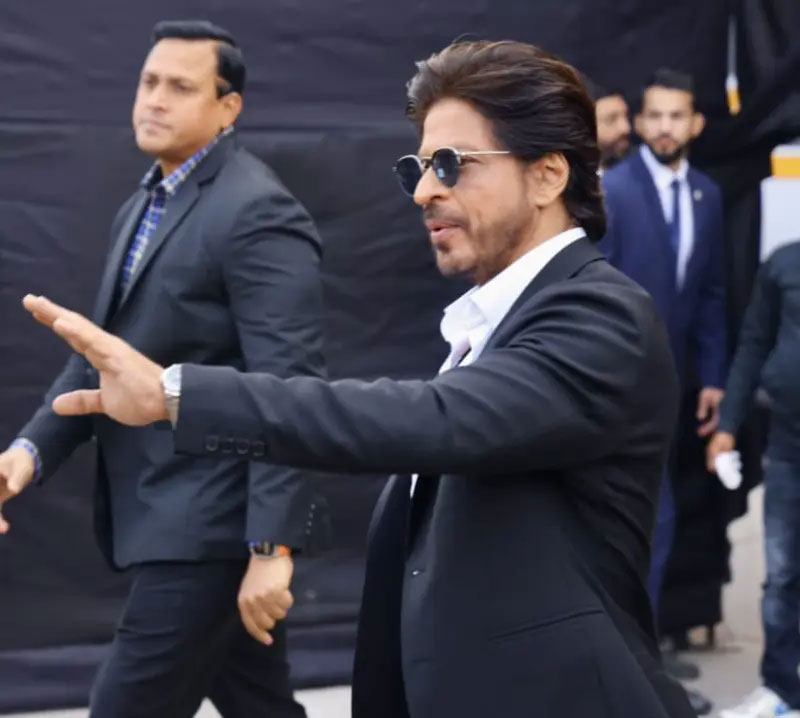 shah rukh  షారుఖ్ కి యాక్సిడెంట్-ఆందోళనలో ఫ్యాన్స్ 