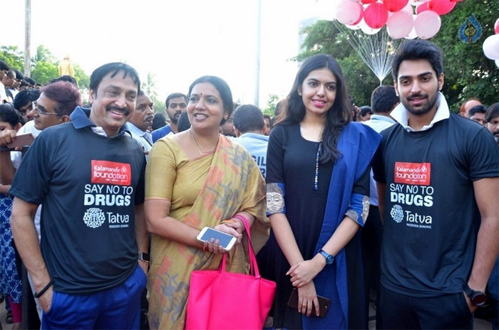 shivani,shiva kandukuri,rajasekhar,jeevitha,anti drugs walk  వీరికి ఇదే పెద్ద సాక్ష్యం అంటున్నారు..!