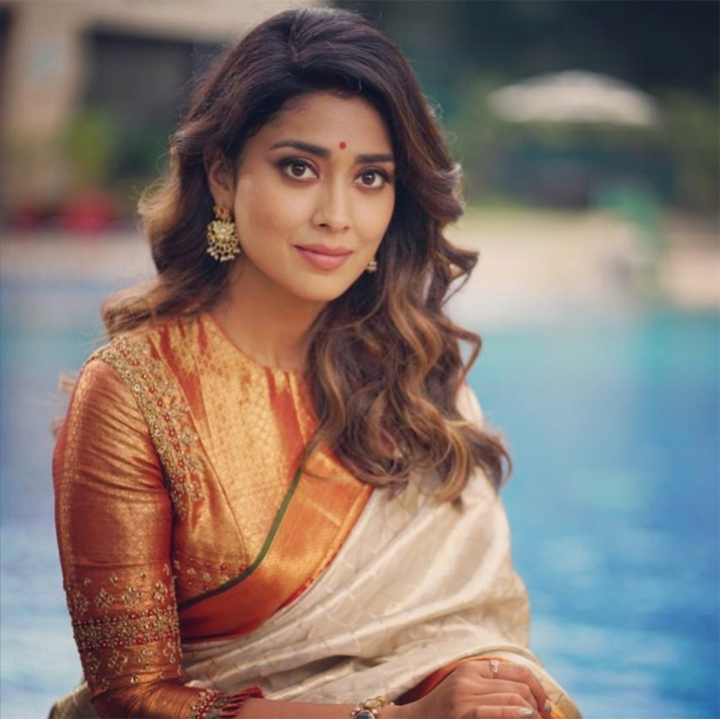 shriya saran,rrr movie,ajay devgan,rrr movie tickets,mumbai,rajamouli  RRR టికెట్స్ దొరడం లేదంటున్న హీరోయిన్ 