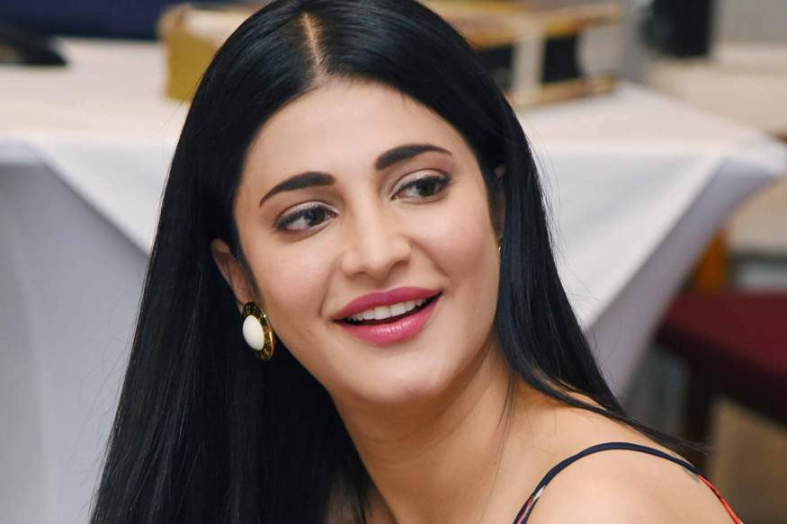 actress shruti haasan,talks about,nose surgery,shruti haasan,fans chit chat,shruti haasan photos,shruti haasan news  శృతి ముక్కు కోసం చాలా ఖర్చు పెట్టిందట 