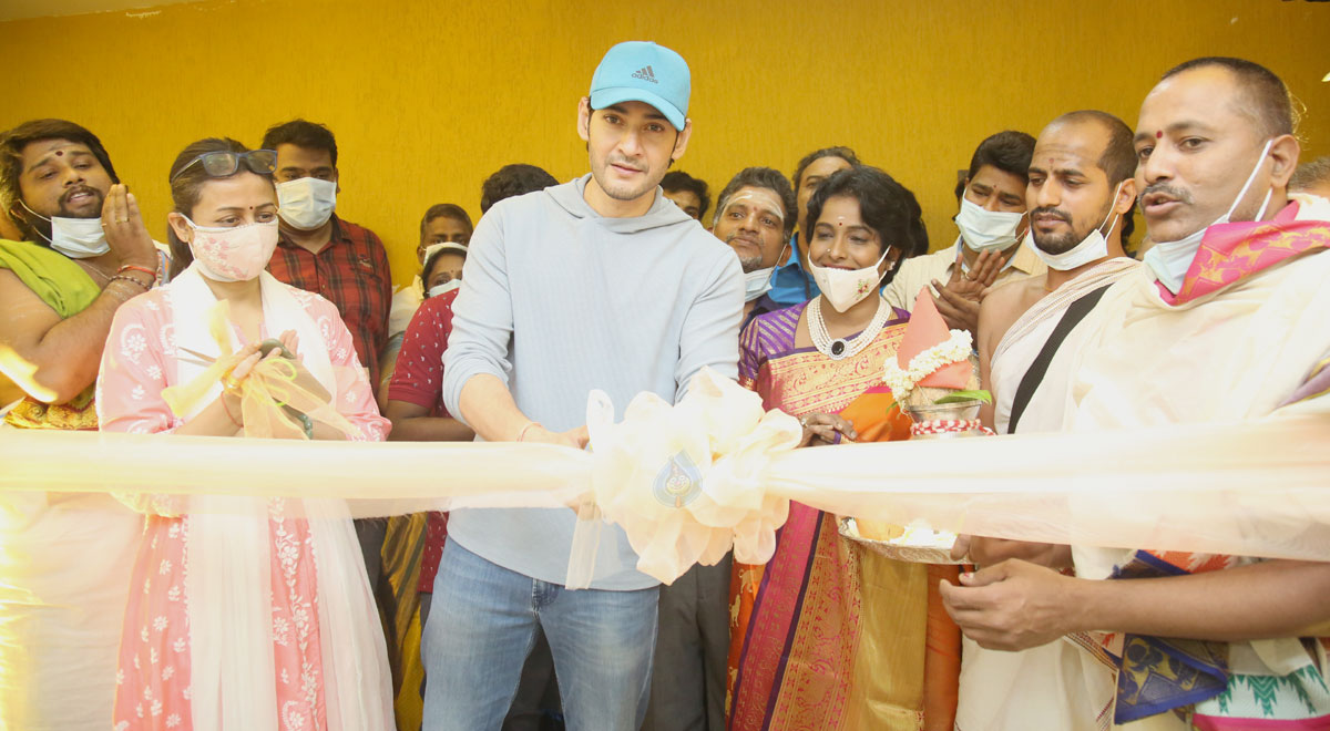 siddha vaidyam,mahesh babu,namrata,k.i. varaprasad reddy,shanta biotechnics,sirivennela seetharama sastry,thamma reddy bharadwaj,anchor suma,actor rajiv kanakala,siddha vaidyam mahesh babu opening  సిద్ధ వైద్యం అద్భుత చికిత్స -మహేష్ బాబు