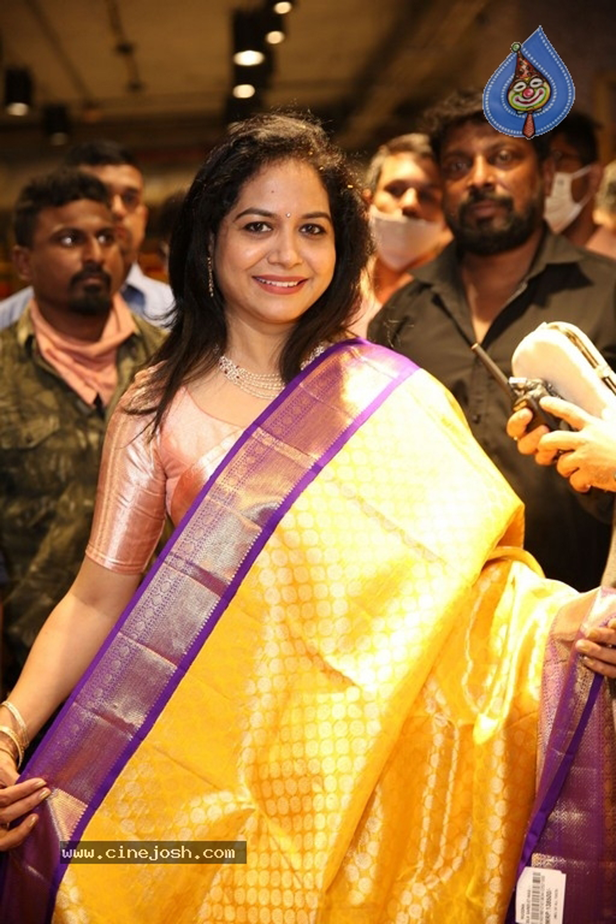 singer sunitha,sunitha wedding,sunitha shopping,mugda art studio opening  పెళ్లికళ వచ్చేసిందే బాల..!