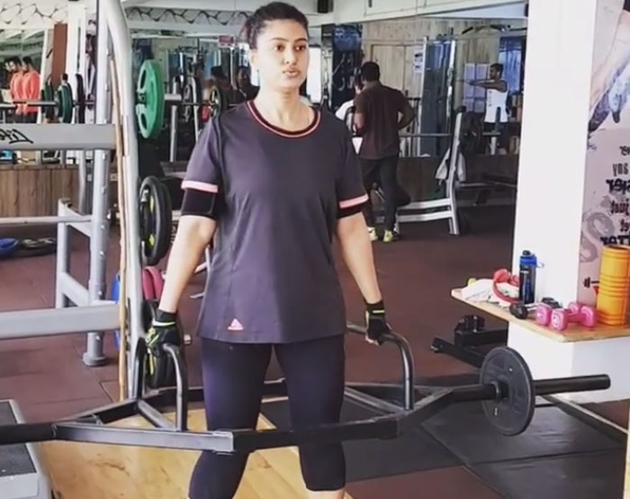 sneha,workouts,gym,prasanna  స్నేహా.. భర్త సమక్షంలోనే ఇలా..!