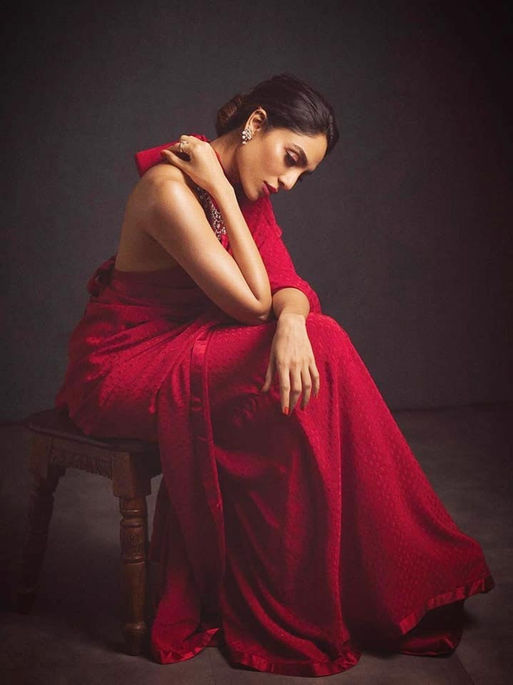 Sobhita Dhulipala In Red Saree రెడ్ శారీలో మెరుస్తున్న శోభిత దూళిపాళ్ల