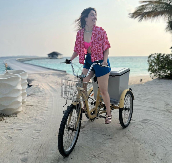 tamanna bhatia,maldives vacation,summer vacation,tamanna  బీచ్ లో ఐస్ క్రీమ్స్ అమ్ముకుంటున్న హీరోయిన్ 