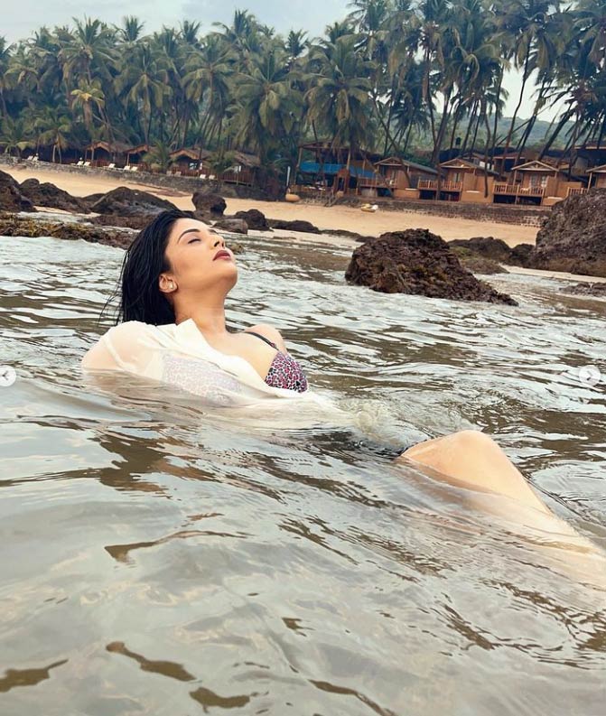 sreemukhi,goa  గోవా బీచ్ ని హీటేక్కిస్తున్న శ్రీముఖి 