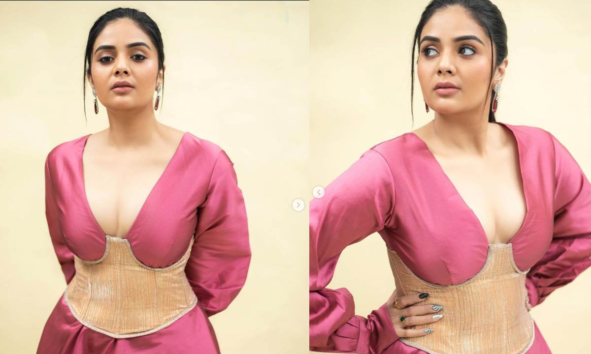 sreemukhi,sreemukhi glamour look  నెక్స్ట్ లెవెల్ గ్లామర్ చూపిస్తున్న శ్రీముఖి